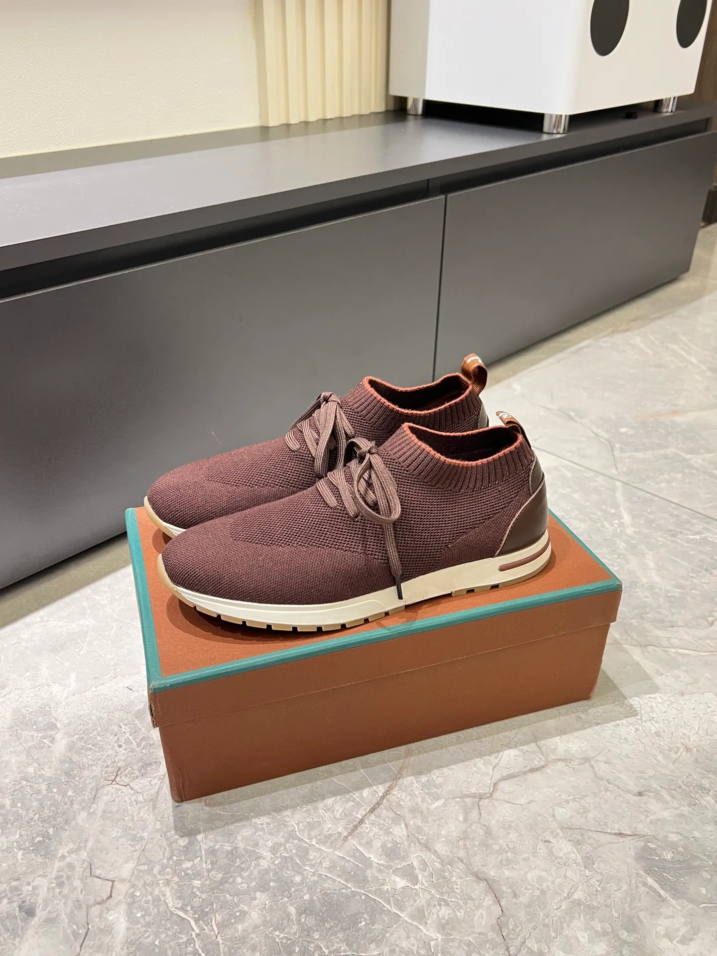 Men's Men's Shoes 💰p380 Loro Men's Shoes 💰piana/Noyo Piana 360 L Men's Shoes 💰p Flexy Walk Men's Sports Shoes These sports shoes are made of knitted wool uppers, and the heel is wrapped in smooth calf leather. Merino sheep are selected from Australia and New Zealand. The upper is machine-woven like a sweater, and then equipped with a white rubber outsole and a Kummel-colored sole. It is both beautiful and non-slip. The fabric is 100% cashmere and the insole is calf leather. It is super comfortable on the feet! Comes with full original packaging! Multiple colors available! Size: 38-44 (45 customized)